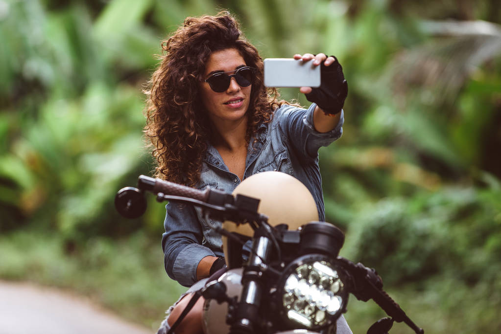 Γυναίκα ποδηλάτης που οδηγάει ένα καφέ με μοτοσικλέτα - Φωτογραφία, εικόνα