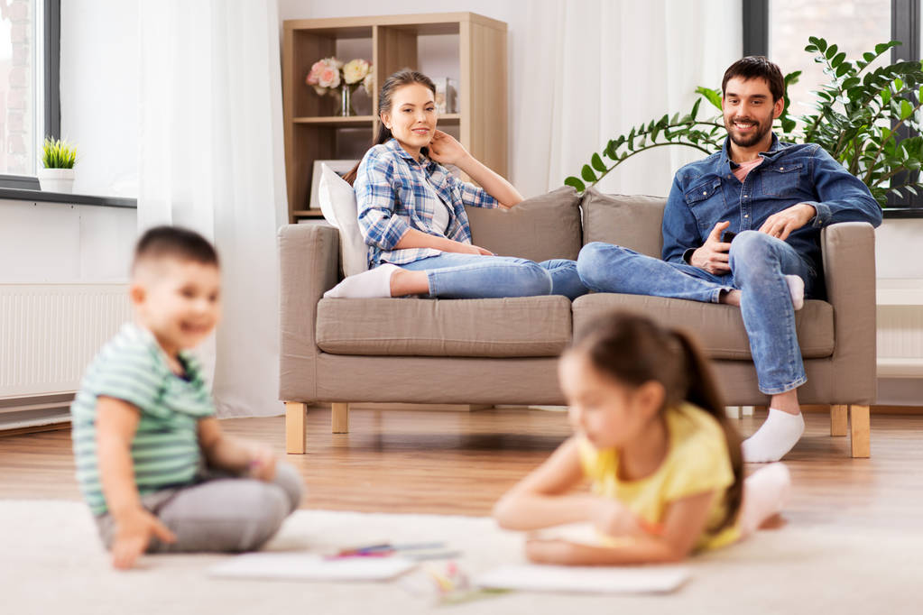 щаслива сім'я проводить вільний час вдома
 - Фото, зображення