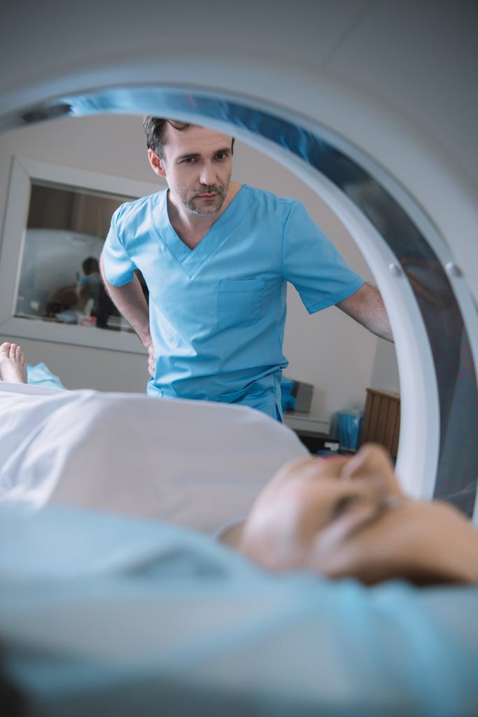 foyer sélectif du radiologue concentré opérant ct scanner pendant le diagnostic des patients
 - Photo, image