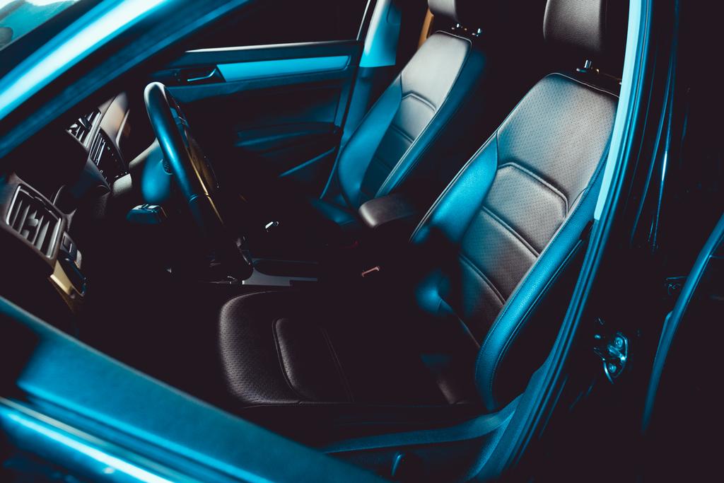 interiér vozu s volantem a sedadly v luxusním automatickém - Fotografie, Obrázek