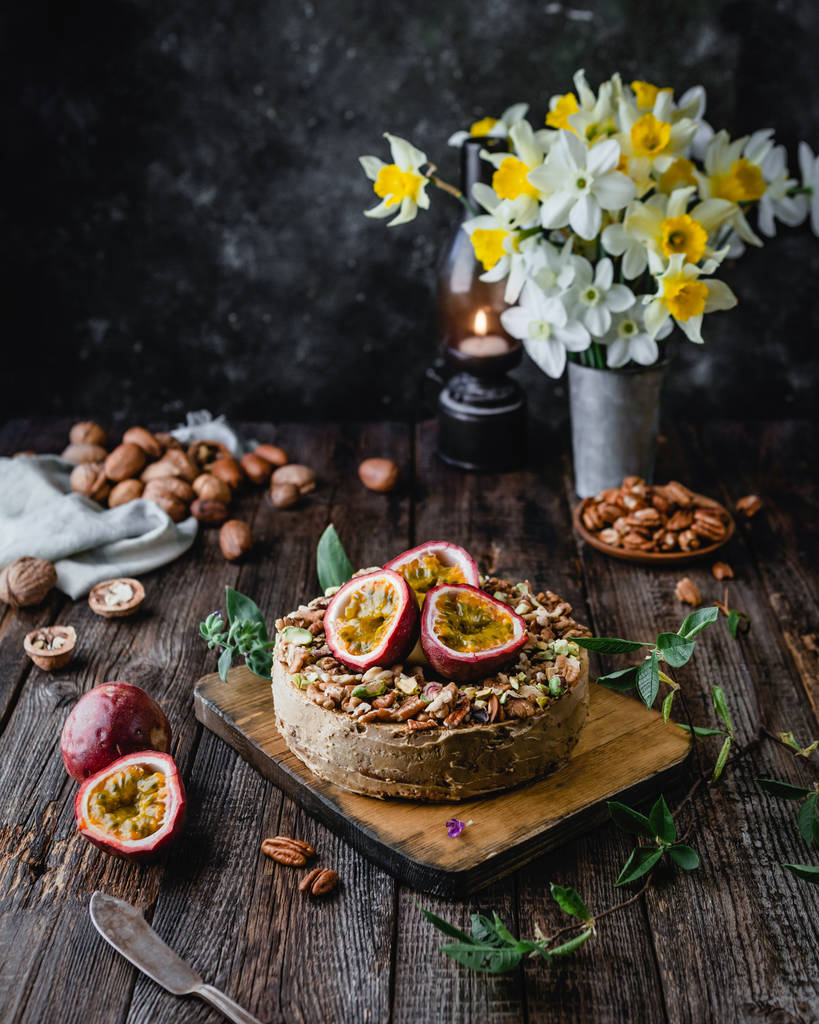 Tvarohový koláč s ořechy a maracuyou s kyticí žlutými jonquily na pozadí  - Fotografie, Obrázek
