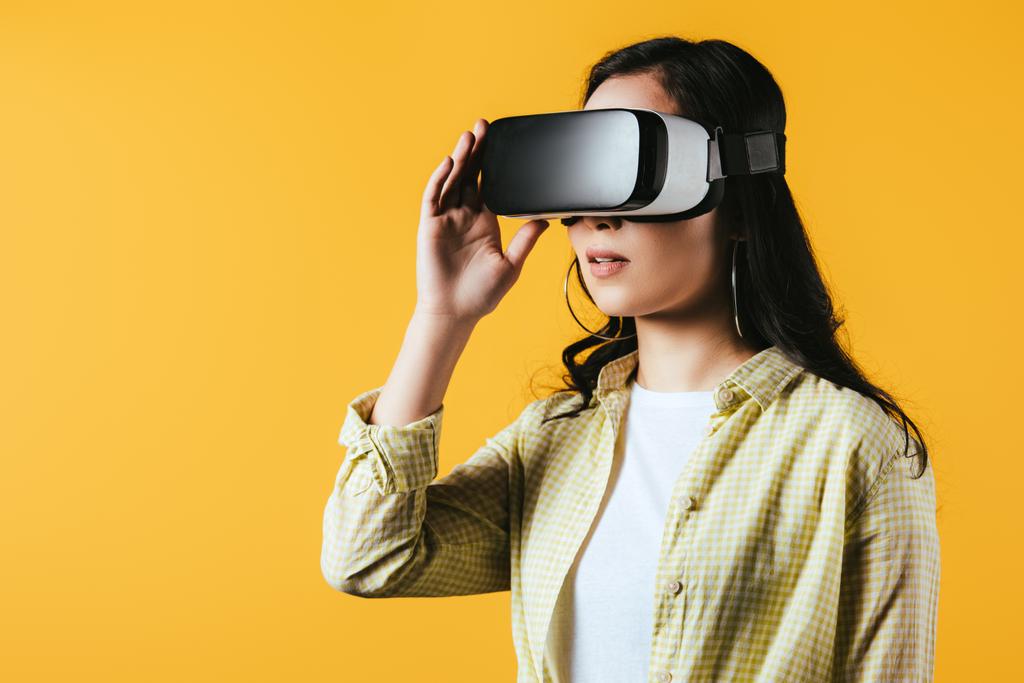 Tyttö käyttää virtuaalitodellisuus kuulokkeet, eristetty keltainen
 - Valokuva, kuva
