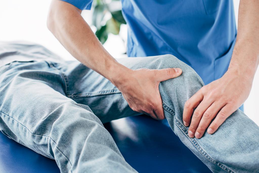 vista recortada de quiropráctico masaje pierna del paciente en el hospital
 - Foto, Imagen