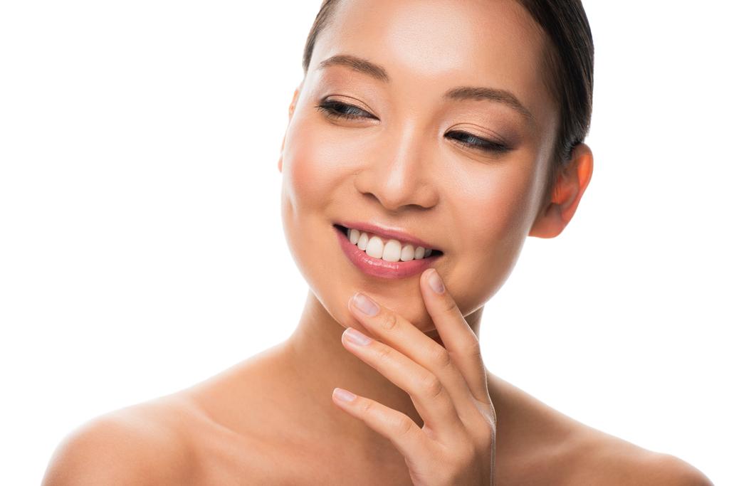 улыбающаяся обнаженная азиатская девушка с идеальной кожей, изолированная на белом
 - Фото, изображение
