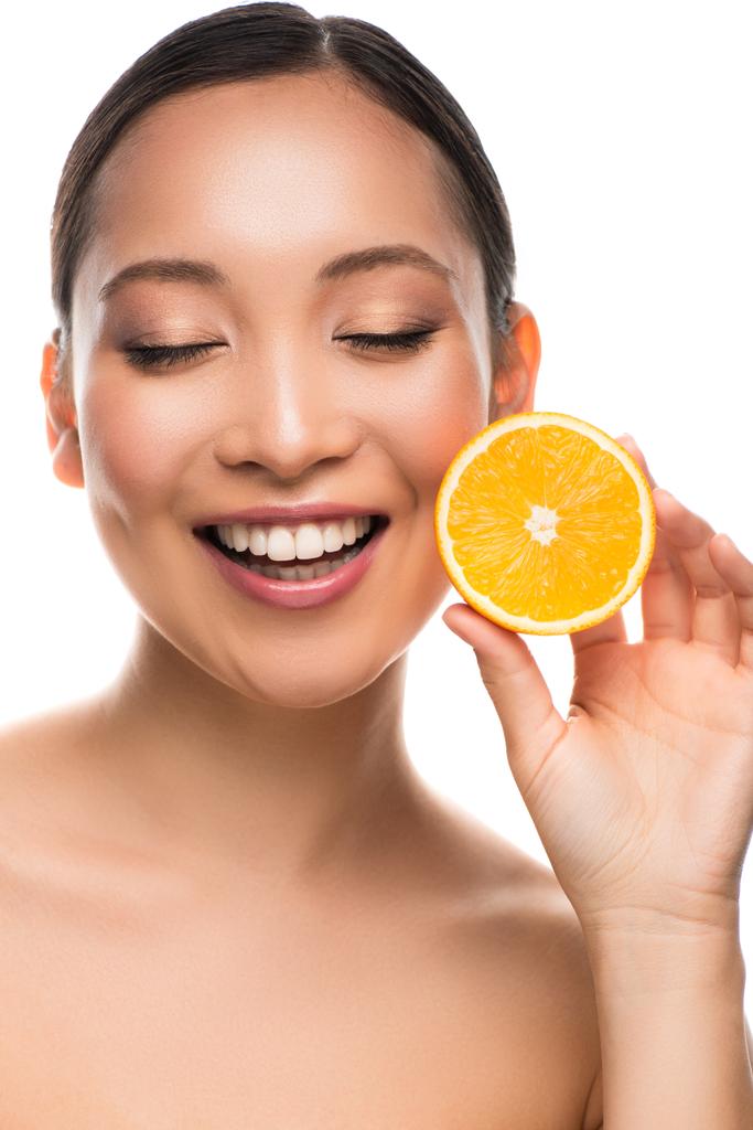 atraente sorrindo asiático mulher segurando laranja, isolado no branco
 - Foto, Imagem