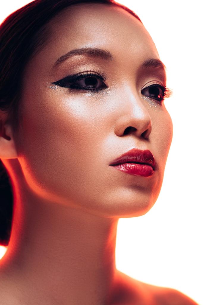 赤い光の化粧を持つ完璧なアジアの女性, 白に隔離 - 写真・画像