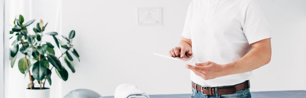 πανοραμική βολή χειροπρακτού στο νοσοκομείο με χρήση του ψηφιακού tablet - Φωτογραφία, εικόνα