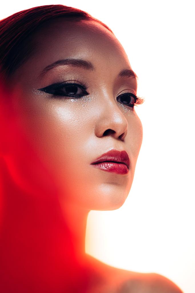 赤い光の美しいアジアの女性, 白で隔離 - 写真・画像