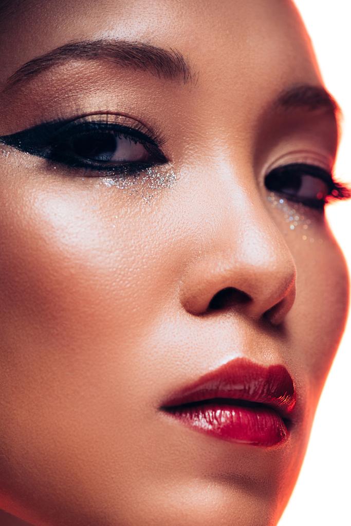 κοντινό κομμάτι της όμορφης Ασίας γυναίκα με μακιγιάζ, απομονωμένο σε λευκό - Φωτογραφία, εικόνα