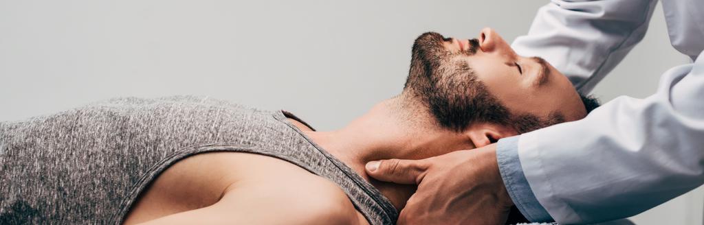 plan panoramique de chiropraticien massant le cou de l'homme sur gris
 - Photo, image