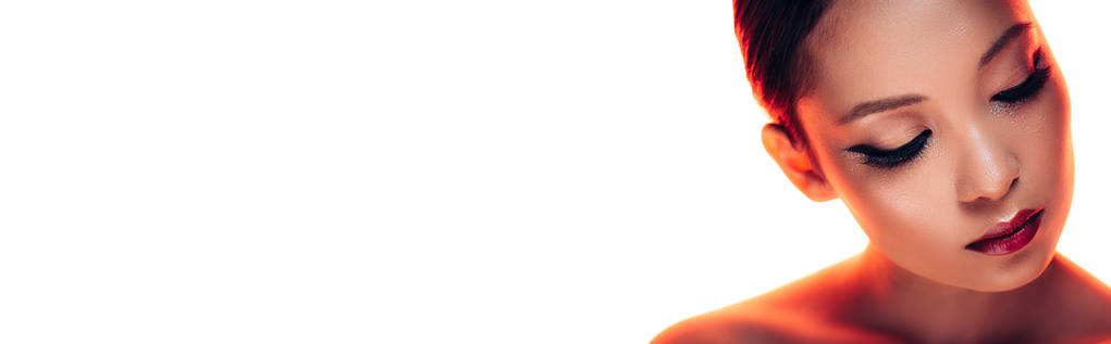 привлекательная азиатка в красном свете, изолированная на белом
 - Фото, изображение