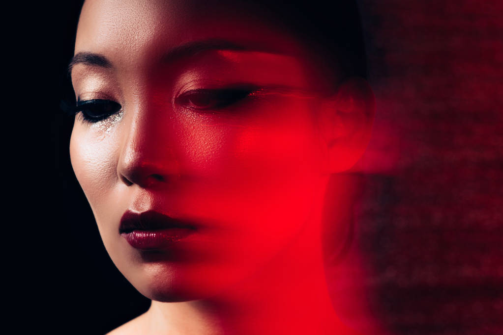 vonzó ázsiai nő a smink, piros fény  - Fotó, kép
