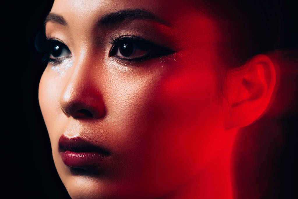 Blízká přitažlivá Asijská dívka s make-upem v červeném světle  - Fotografie, Obrázek