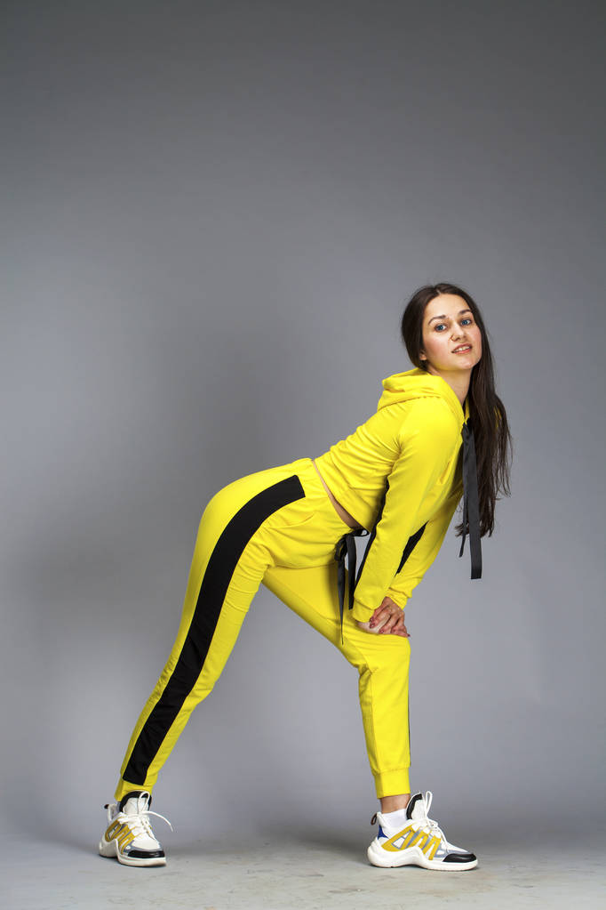 Portrét mladé, krásné bruneté ženy ve žlutém obleku - Fotografie, Obrázek