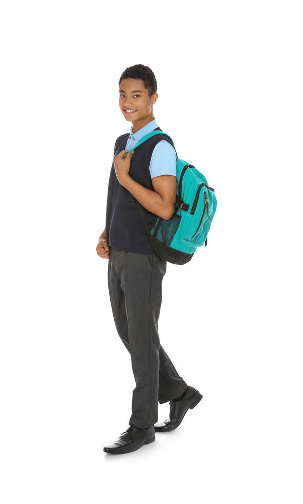 Retrato de cuerpo entero de niño afroamericano en uniforme escolar con mochila sobre fondo blanco
 - Foto, imagen