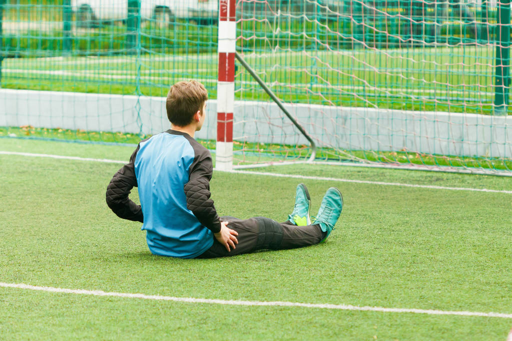 Portero y gol en el campo de fútbol, se calienta antes del partido de fútbol
 - Foto, imagen