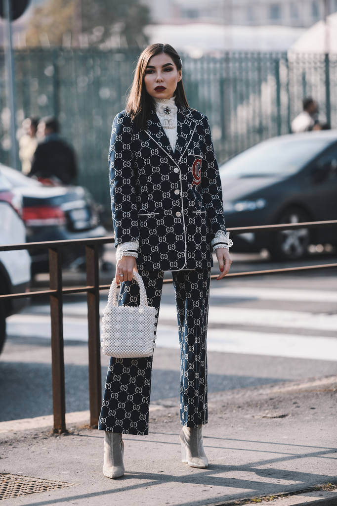 Milano, İtalya - 20 Şubat 2019: Sokak stili kıyafetler - Milano Moda Haftası sırasında bir defile öncesi Gucci kıyafetli kız - Mfwfw19 - Fotoğraf, Görsel