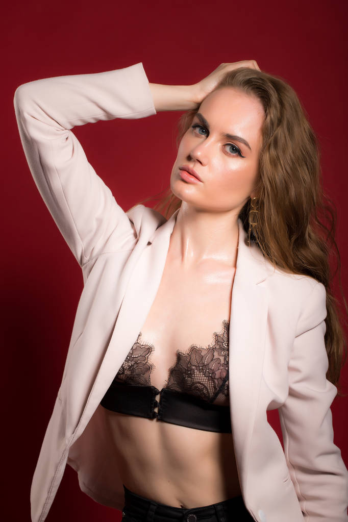 retrato de una joven mujer sexy sobre fondo rojo
 - Foto, Imagen