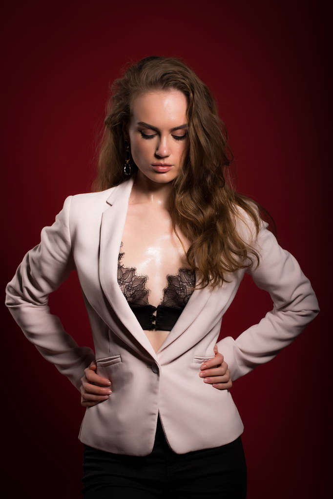 portré egy fiatal szexi nő a piros háttér - Fotó, kép