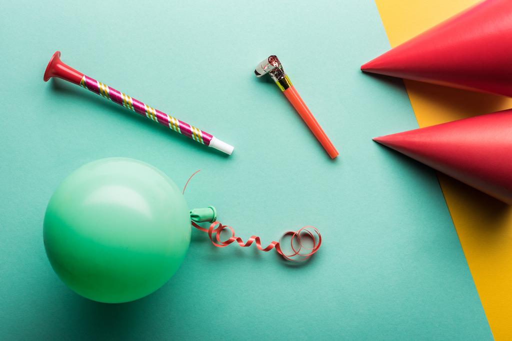 Draufsicht auf Party-Dekoration, grüner Luftballon auf Tiffany-Hintergrund - Foto, Bild