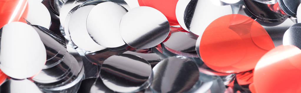 Панорамный снимок блестящего серебра и красных конфетти
  - Фото, изображение