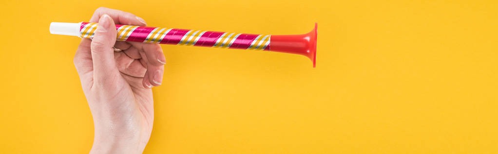 Panoráma lövés nő, aki piros fél kürt sárga alapon - Fotó, kép