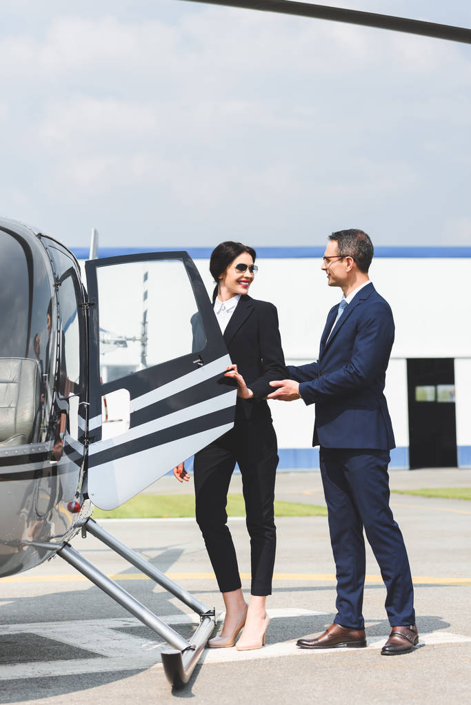 biznesmen w formalnym nosić drzwi otwierające helikopter dla biznesmen - Zdjęcie, obraz