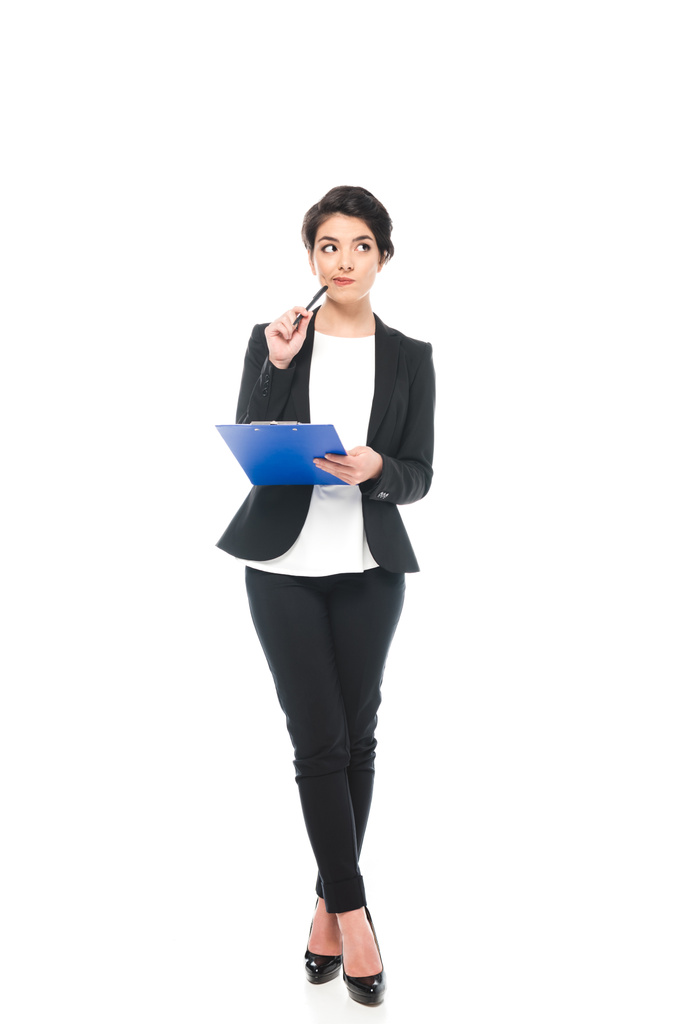 pensativa mujer de negocios de raza mixta sosteniendo portapapeles y mirando hacia otro lado aislado en blanco
 - Foto, Imagen