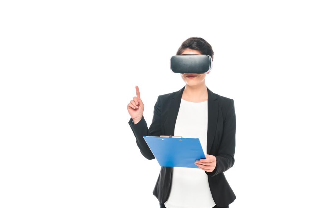 jovem mulher de negócios mista em realidade virtual headset segurando prancheta isolada em branco
 - Foto, Imagem