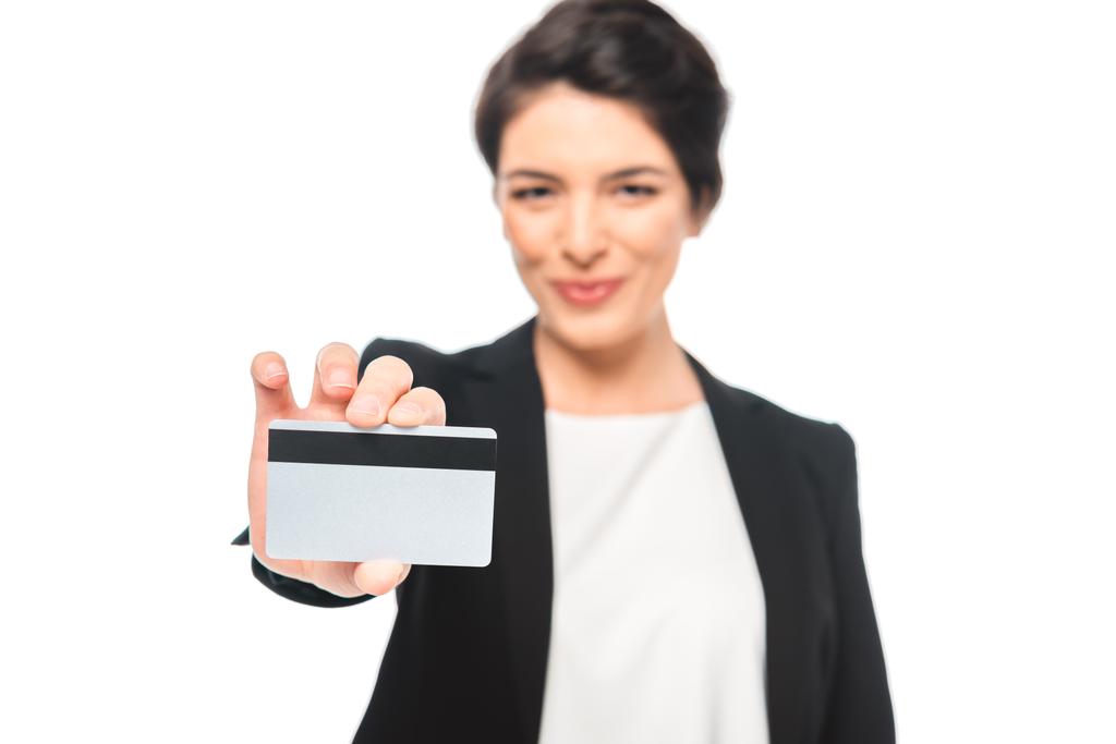 enfoque selectivo de la sonriente mujer de negocios de raza mixta que muestra la tarjeta de crédito aislada en blanco
 - Foto, imagen