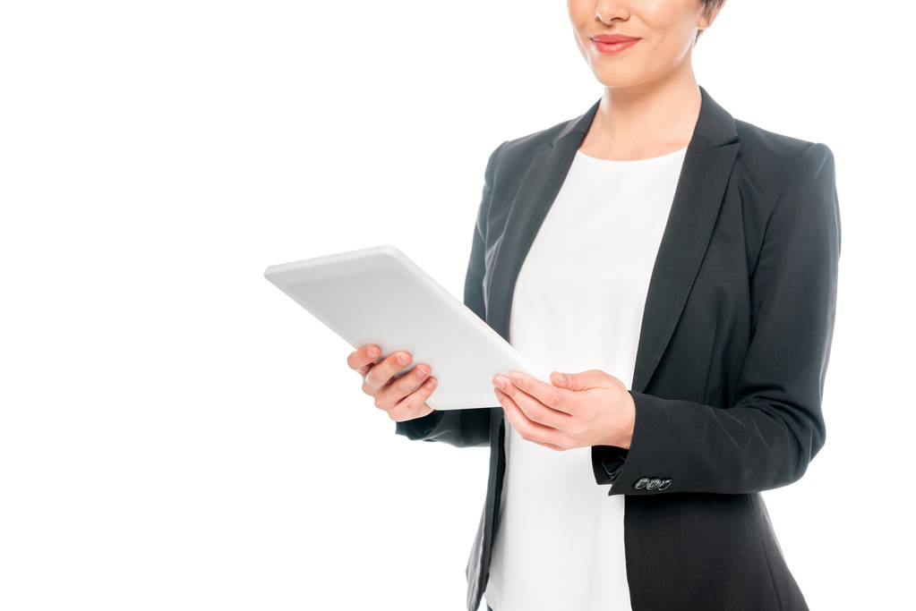 частичный взгляд молодой смешанной расы деловая женщина, держащая цифровой планшет изолирован на белом
 - Фото, изображение