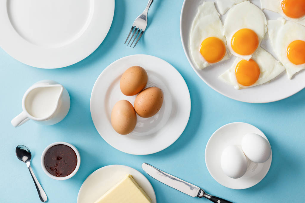 mavi arka plan üzerinde boş tabak ile servis kahvaltı üst görünümü - Fotoğraf, Görsel