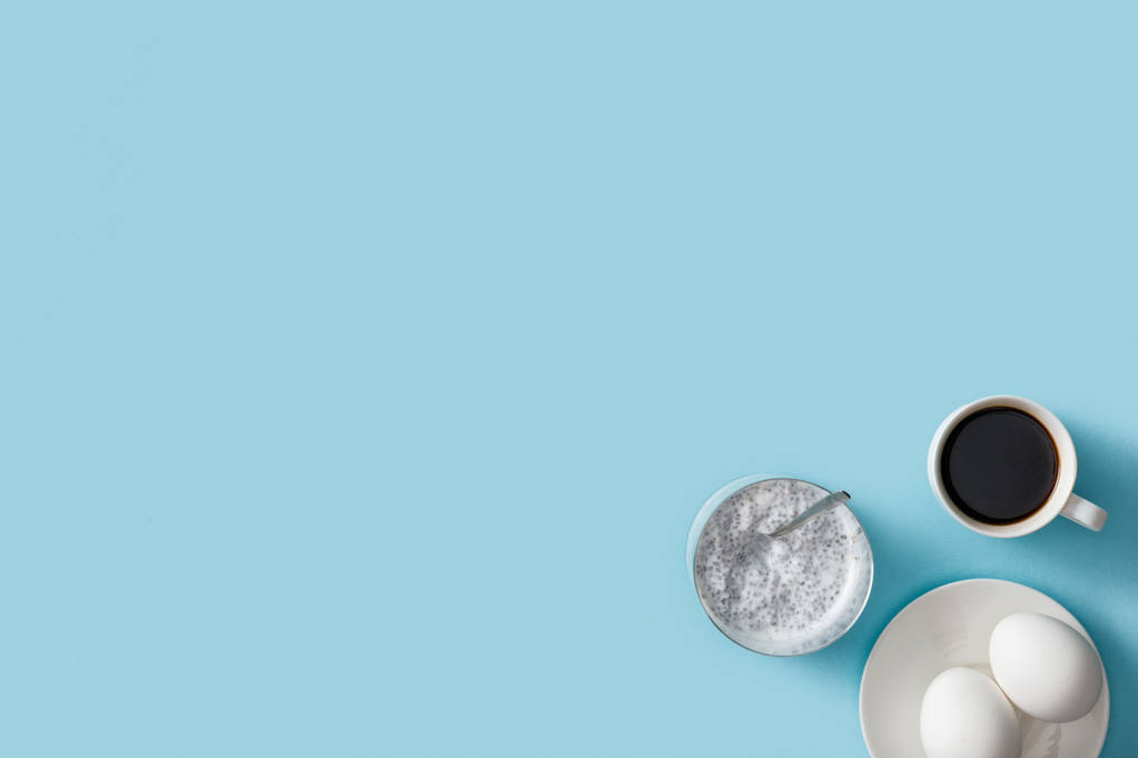 vista superior de huevos frescos en plato blanco, yogur con semillas de chía y café
 - Foto, Imagen
