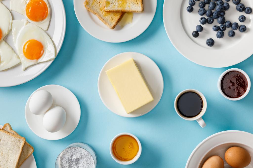 vista superior del delicioso desayuno servido sobre fondo azul
 - Foto, Imagen