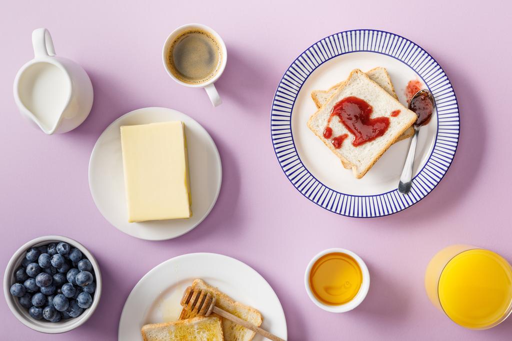 vista superior del desayuno servido sobre fondo violeta
 - Foto, Imagen