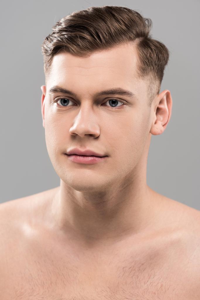 nackt hübscher junger Mann schaut isoliert auf grau weg - Foto, Bild