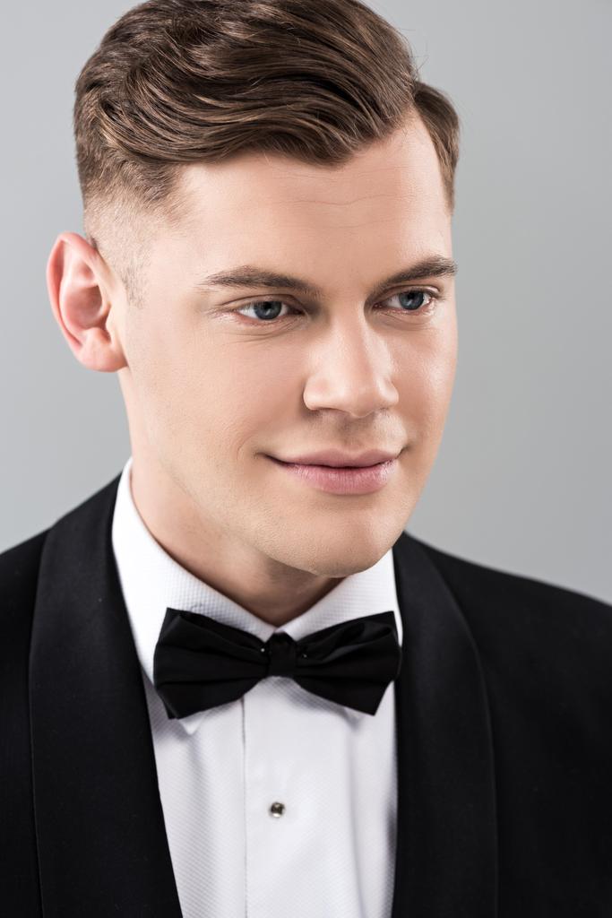 усміхнений молодий чоловік у формальному одязі з краваткою ізольований на сірому
 - Фото, зображення