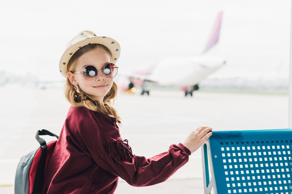 imádnivaló preteen gyerek hátizsák a napszemüveg a repülőtéren - Fotó, kép