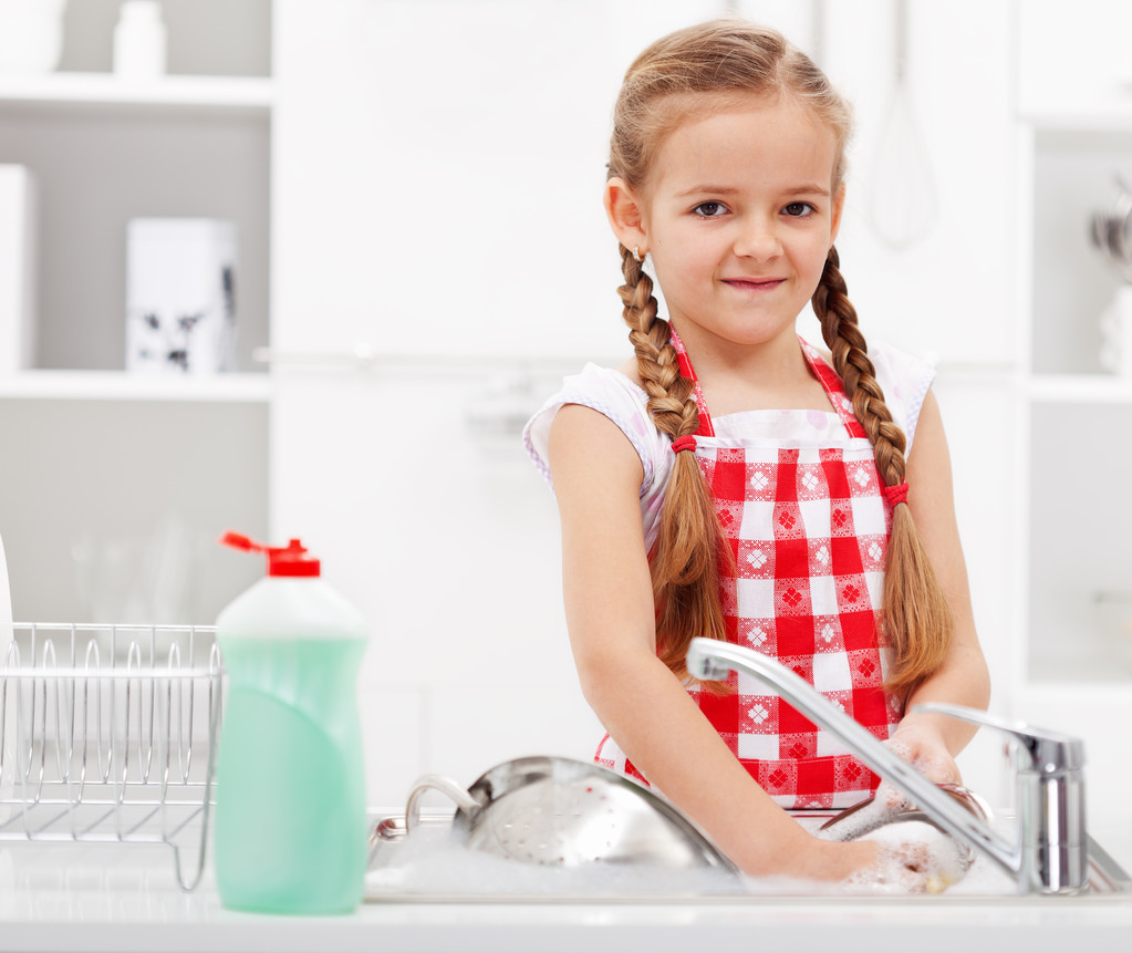 Маленька дівчинка миє посуд на кухні
 - Фото, зображення