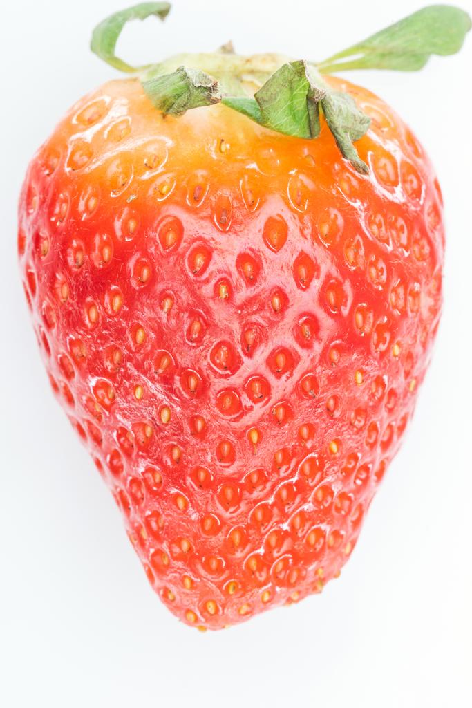 close up vista de morango vermelho maduro inteiro no fundo branco
 - Foto, Imagem