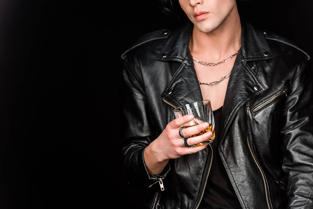 przycięte widok człowieka trzymając szklankę whisky izolowane na czarno   - Zdjęcie, obraz
