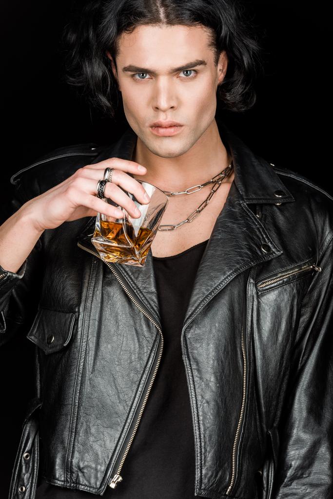 serieuze man met glas whisky geïsoleerd op zwart  - Foto, afbeelding