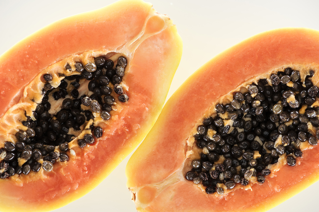 vue rapprochée de moitiés de papaye exotique mûre avec des graines noires isolées sur blanc
 - Photo, image