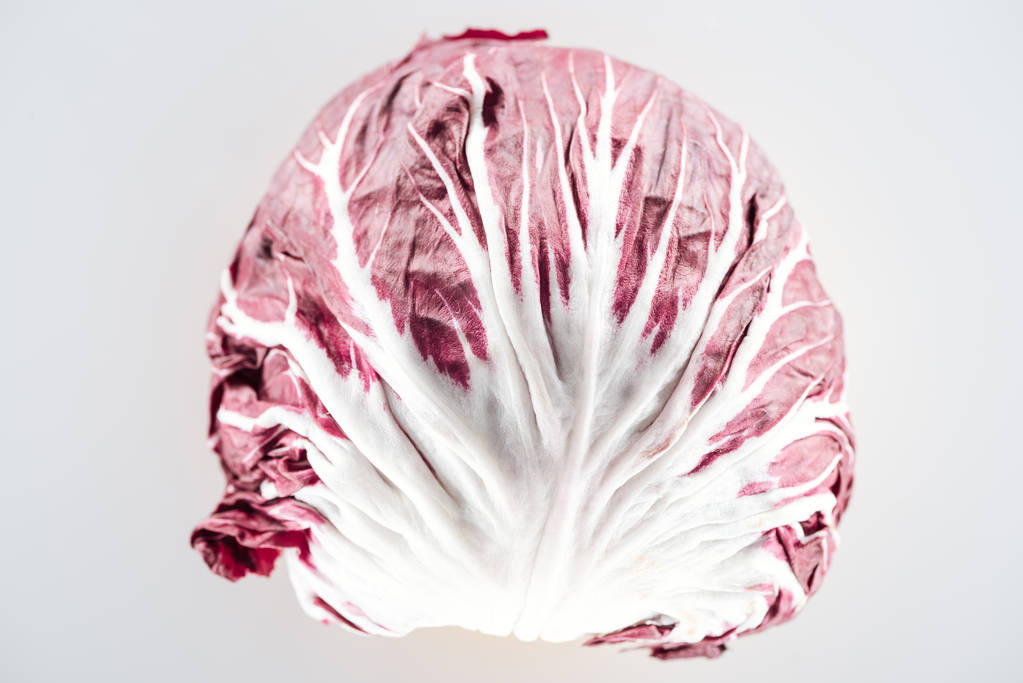 Κορυφαία όψη του φρέσκου κόκκινου λάχανο που απομονώνεται σε λευκό - Φωτογραφία, εικόνα