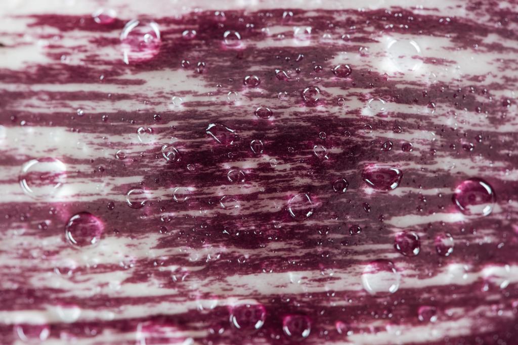 vue rapprochée de la feuille de chou rouge avec des gouttes d'eau
 - Photo, image