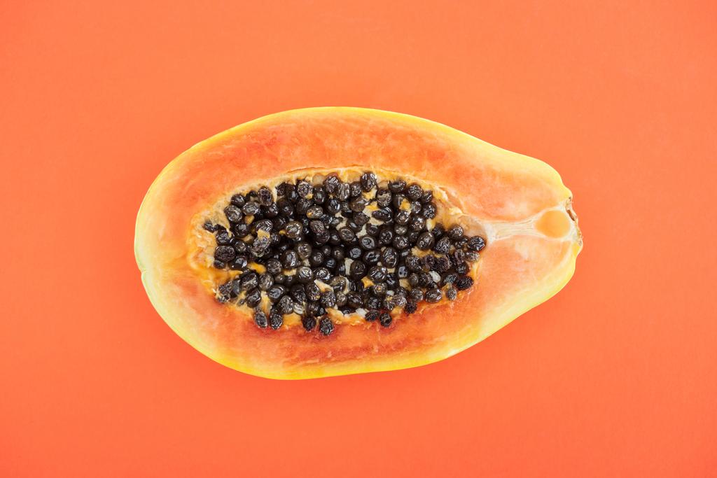 legbővebb kilátás az érett egzotikus papaya félig izolált narancs - Fotó, kép