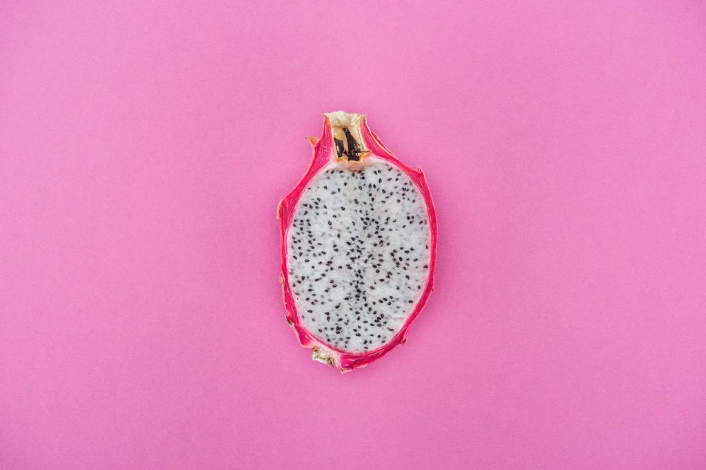 vista superior de frutas de dragão maduras frescas exóticas metade no fundo rosa
 - Foto, Imagem