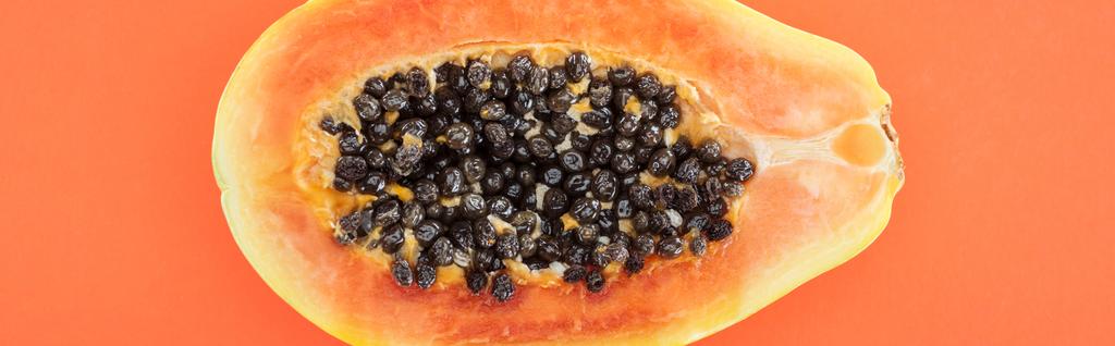 πανοραμική φωτογραφία ώριμης παπάγια μισό με μαύρους σπόρους απομονωμένους σε πορτοκαλί - Φωτογραφία, εικόνα