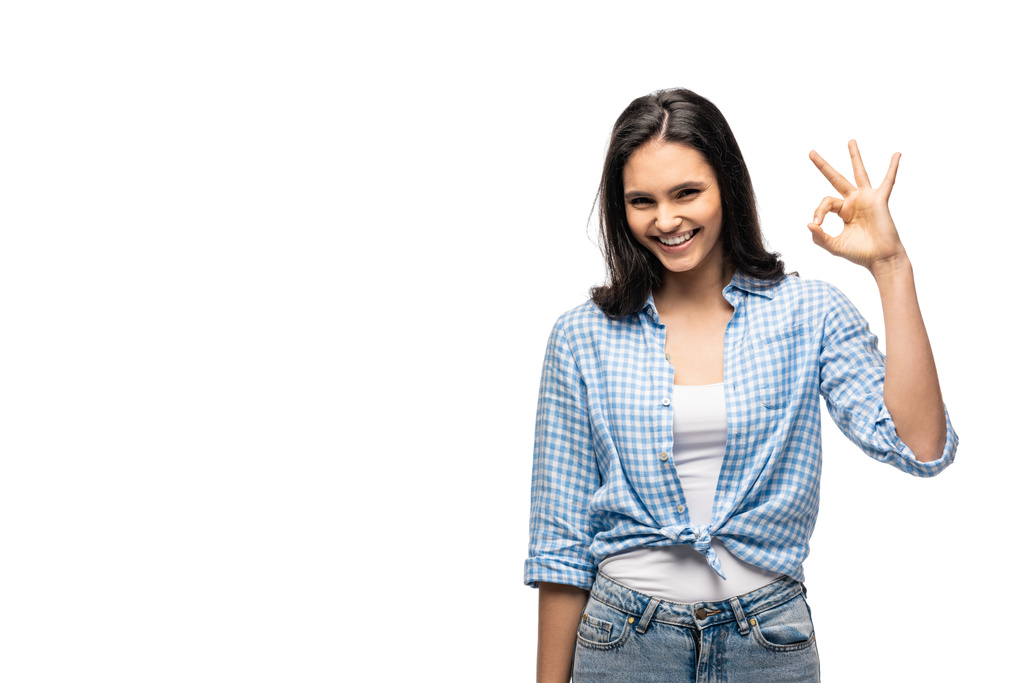 glückliches Mädchen zeigt ok Zeichen isoliert auf weiß mit Kopierraum - Foto, Bild
