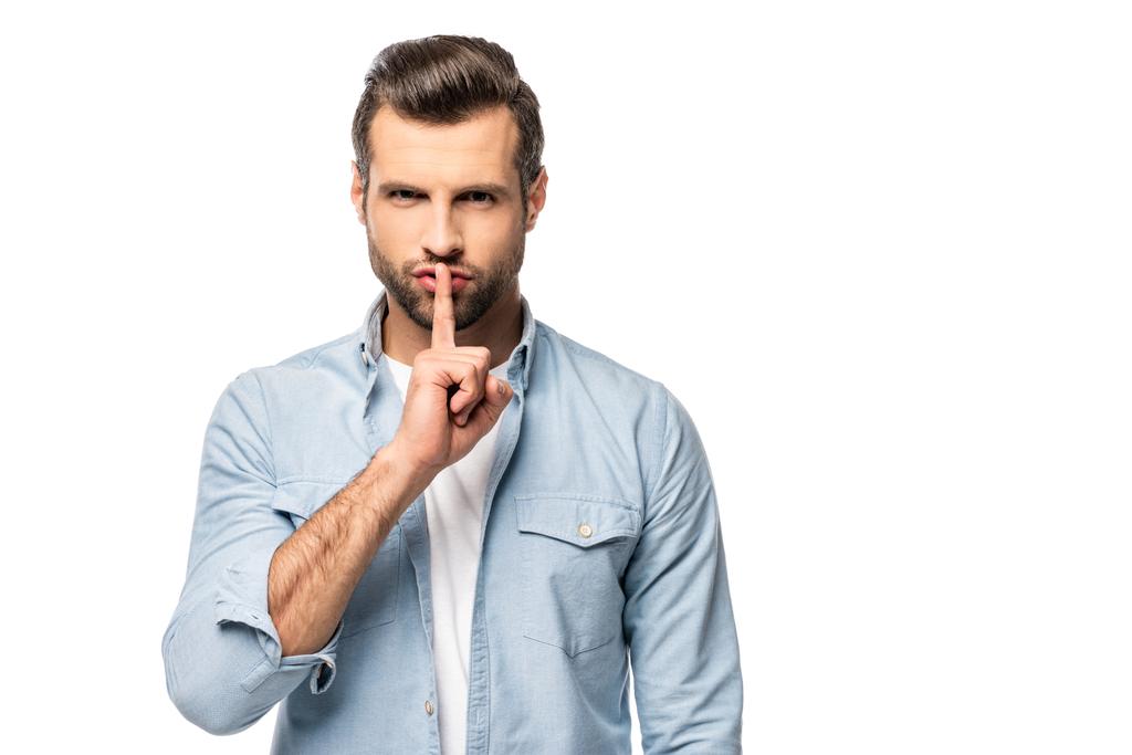 Mann mit Finger auf Mund isoliert auf weiß mit Kopierraum - Foto, Bild